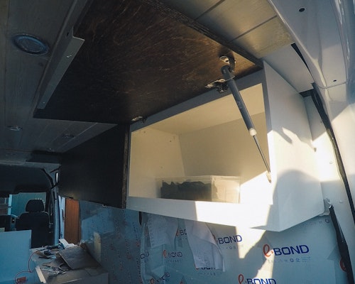 'Ceiling' sprinter van ceiling