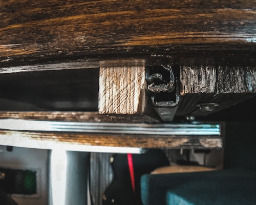 'Under sprinter van table slide