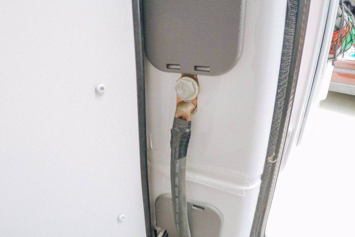 Common ground to the vehicle sprinter van electrical
