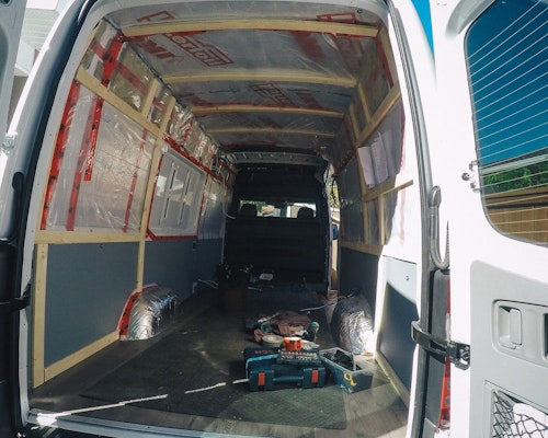 'Strapping acp panel sprinter van