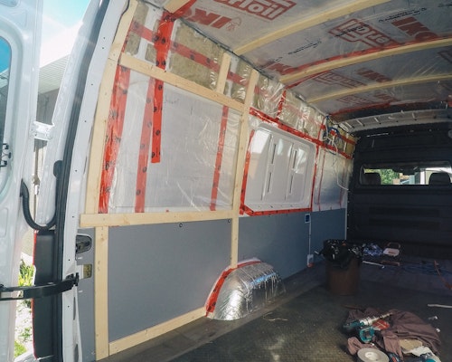 'Strapping acp panel sprinter van